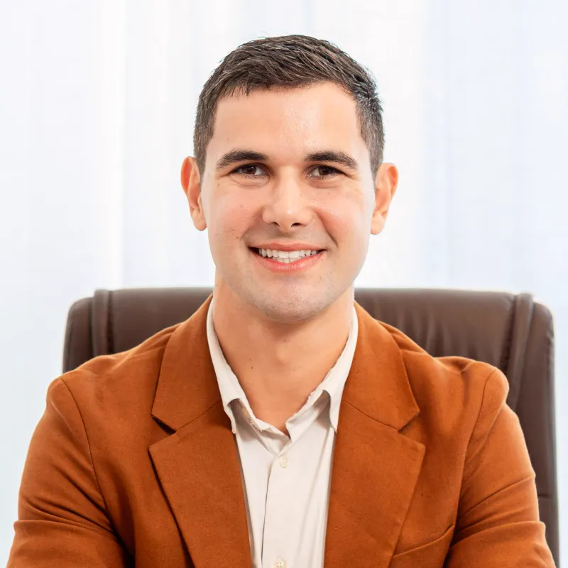 Dr. Alberto Correia