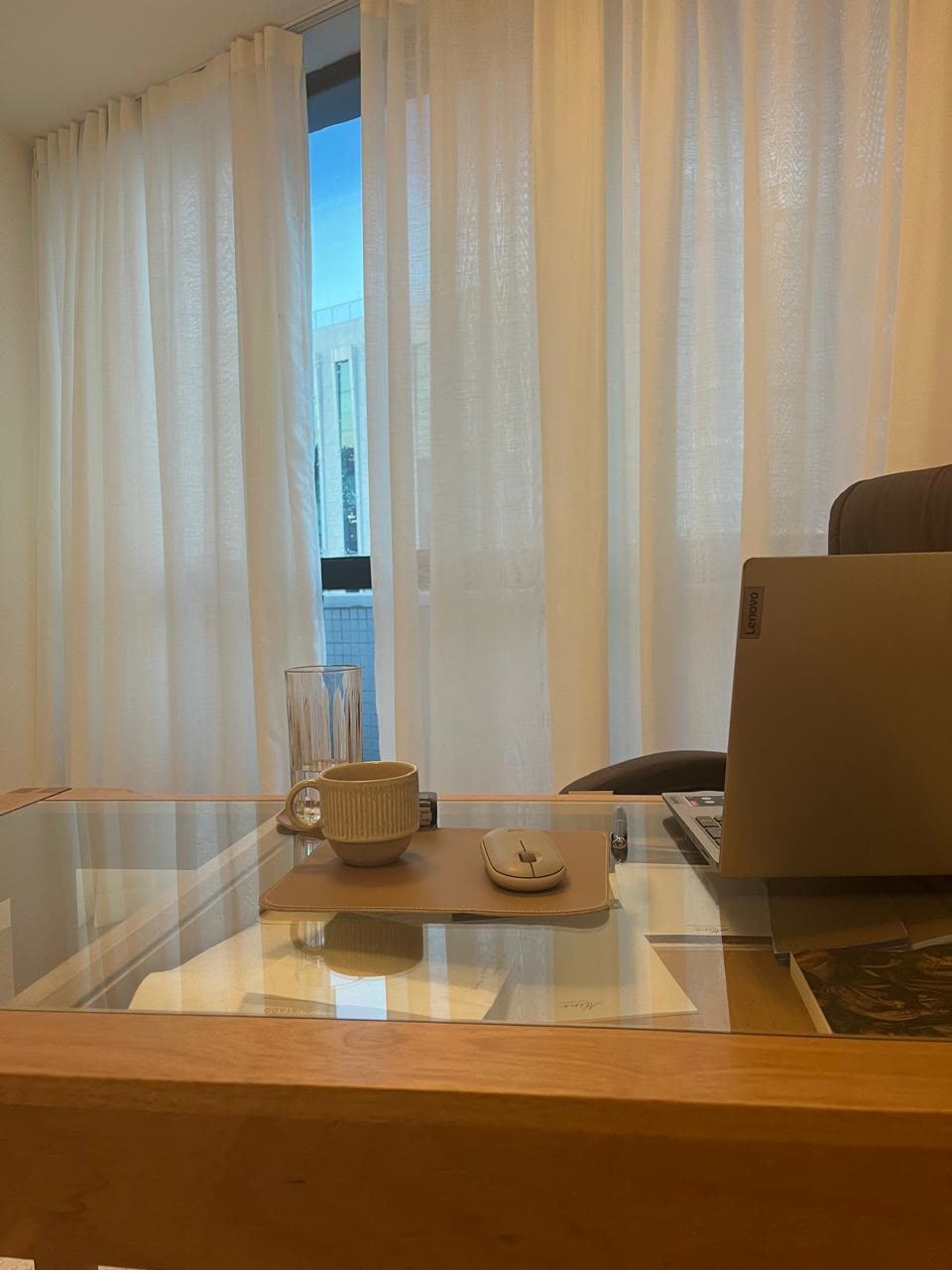 Mesa de atendimento da Clínica Reaviva no Leblon
